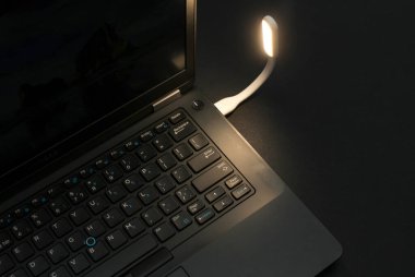 Klavyeyi aydınlatmak için USB lambalı dizüstü bilgisayar