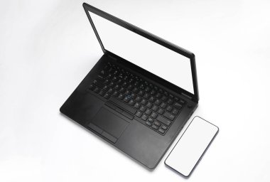 Laptop ve beyaz arka planda beyaz ekranlı akıllı telefon. Tasarım için model