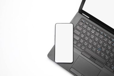 Laptop ve beyaz arka planda beyaz ekranlı akıllı telefon. Tasarım için model