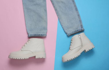 Pembe mavi arka planda çizmeleri olan kadın kotlarının yaratıcı bir tasarımı