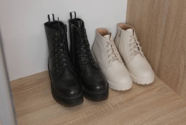 Deri botlar dolapta duruyor. Ayakkabı deposu