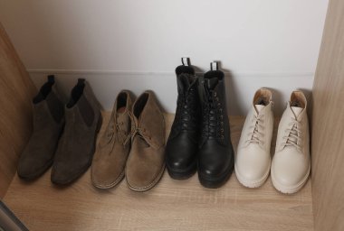 Deri botlar dolapta duruyor. Ayakkabı deposu