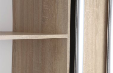 Modern ahşap dolabın boş rafı