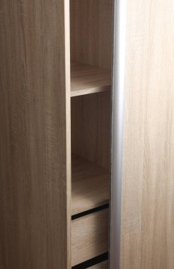 Modern ahşap dolabın boş rafı