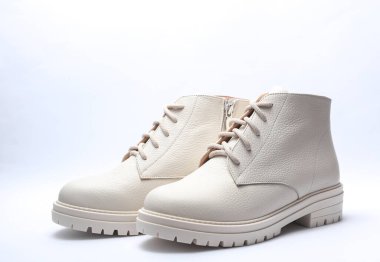 Beyaz arka planda beyaz kadın deri botları.. 