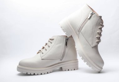 Beyaz arka planda beyaz kadın deri botları.. 