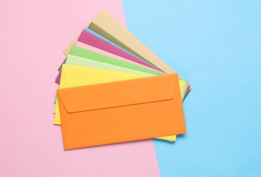 Mavi-pembe pastel arka planda renkli zarflar.