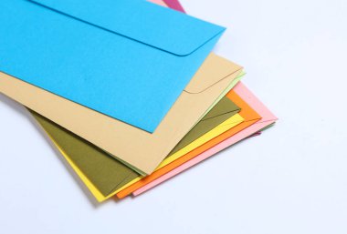 Beyaz arkaplanda renkli zarflar