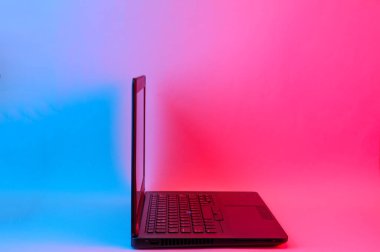 Mavi-pembe eğimli modern dizüstü bilgisayar.