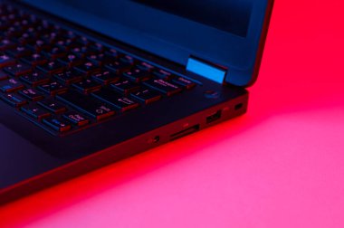 Mavi-kırmızı ışık eğimli modern dizüstü bilgisayar