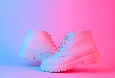 Mavi-kırmızı neon ışıklı beyaz deri çizmeler. Yaratıcı moda hala hayat