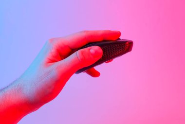 Mavi-pembe eğimli neon ışıkta kablosuz siyah bilgisayar faresi