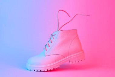 Mavi-kırmızı neon ışıklı sinek bağcıklı beyaz deri çizme. Yaratıcı moda hala hayat