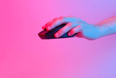 Mavi-pembe eğimli neon ışıkta kablosuz siyah bilgisayar faresi