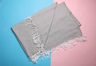 Mavi-pembe pastel arka planda kumaş ekoseli. Üst görünüm