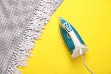 Sarı arka planda demir ve battaniye. Üst görünüm