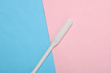 Mavi-pembe arka planda esnek bir USB lambası