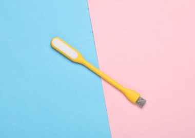 Mavi-pembe arka planda esnek bir USB lambası