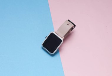 Mavi-pembe arka planda modern akıllı saat