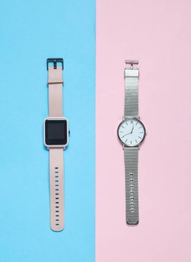 Mavi-pembe arka planda modern akıllı ve analog saatler. Üst görünüm