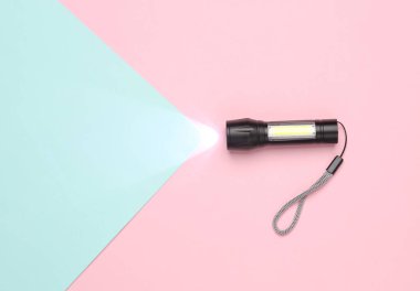 Mavi arka planda cep feneri. Üst görünüm