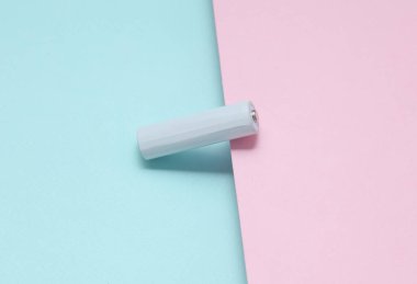 Beyaz aa pil ya da akümülatör mavi-pembe arka planda