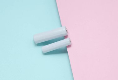 Beyaz, boş ve aaa pil ya da mavi-pembe arka planda akümülatör. Tasarım için model