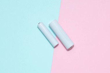 Beyaz, boş ve aaa pil ya da mavi-pembe arka planda akümülatör. Tasarım için model