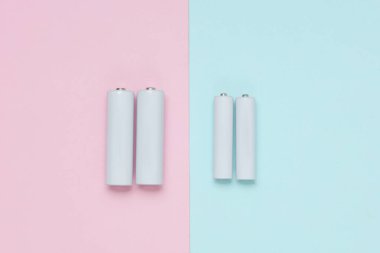 Beyaz, boş ve aaa pil ya da mavi-pembe arka planda akümülatör. Tasarım için model