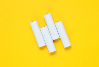 Sarı arka planda akümülatör ya da akümülatör var. Tasarım için model