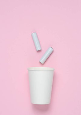 Pembe arka planda AA pilli kahve fincanı.