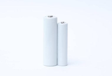 Beyaz ve beyaz arka planda beyaz piller. Tasarım için model