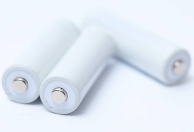 Beyaz arka planda beyaz piller. Tasarım için model