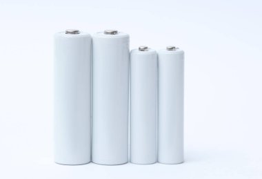 Beyaz ve beyaz arka planda beyaz piller. Tasarım için model