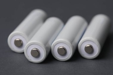 Koyu gri arkaplanda AA piller. 