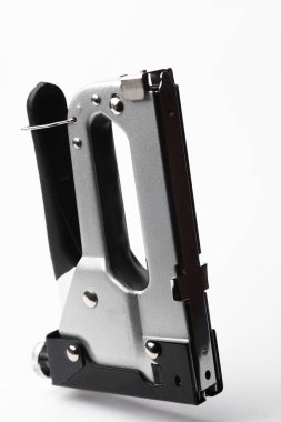 Beyaz arkaplanda yüzen inşaat zımbası