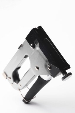 Beyaz arkaplanda yüzen inşaat zımbası