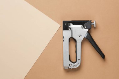 Bej kahverengi arka planda inşaat zımbası