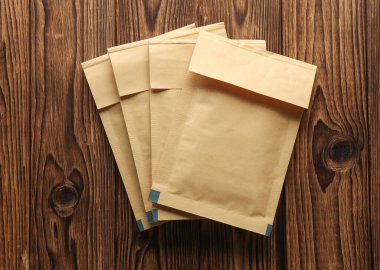 Tahta arka planda posta zarfları. Üst görünüm