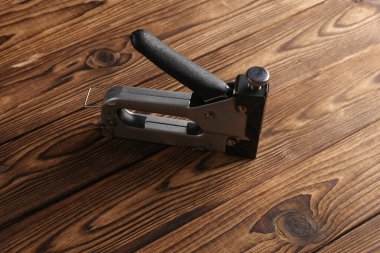 ahşap arka plan üzerinde inşaat zımba