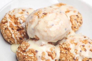 Beyaz arka planda yoğunlaştırılmış sütle mısır gevreği kurabiyeleri.