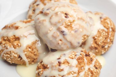 Beyaz arka planda yoğunlaştırılmış sütle mısır gevreği kurabiyeleri.