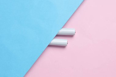 Pembe arka planda AAA piller. Tasarım için model