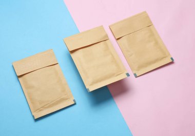 Pembe Mavi Arkaplanda Posta Paketi Zarfları