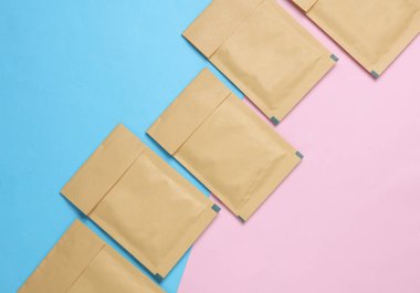 Pembe Mavi Arkaplanda Posta Paketi Zarfları