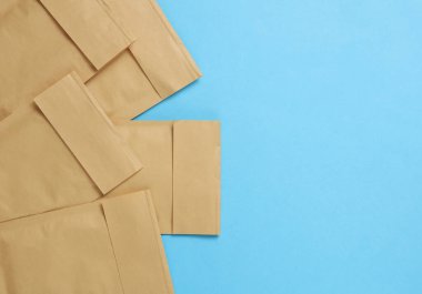 Posta Paketi Zarfları Mavi Arkaplanda. Boşluğu kopyala