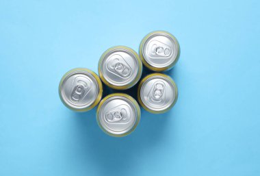Mavi arka planda alüminyum bira kutusu. Üst görünüm