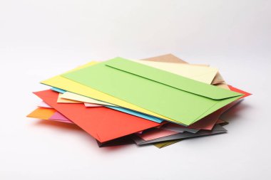 Beyaz arkaplanda renkli zarflar yığını