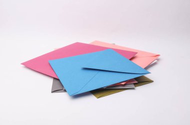 Beyaz arkaplanda renkli zarflar yığını