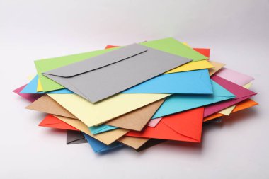 Beyaz arkaplanda renkli zarflar yığını